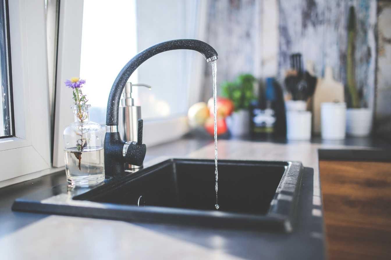 evier-resine-vs-evier-granit-quelle-difference-pour-votre-cuisine-2